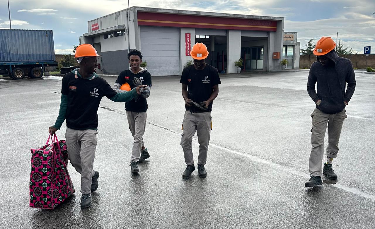 Equipa técnica da Pombolo Solutions em deslocação para um serviço